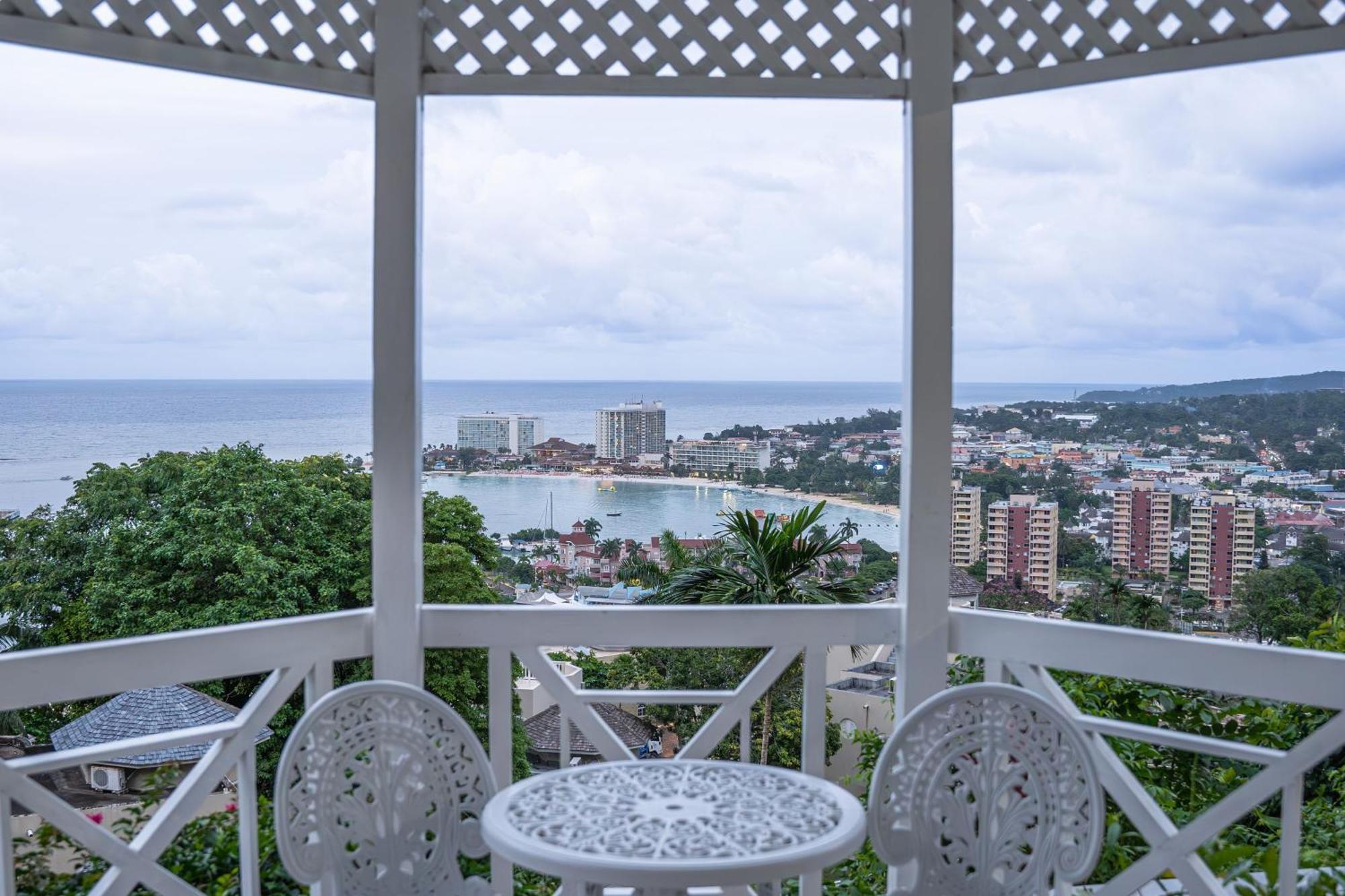 Hummingbird Retreat - Luxury Oceanview Apt, 7-Minute Walk To Beach Ocho Rios Exterior photo
